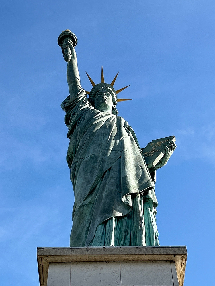 Lillesøster plassert på Ile des Cygnes i Seinen, mens storesøster er på Liberty Island sør for Manhattan. Jeg fikk hilst på begge i år.