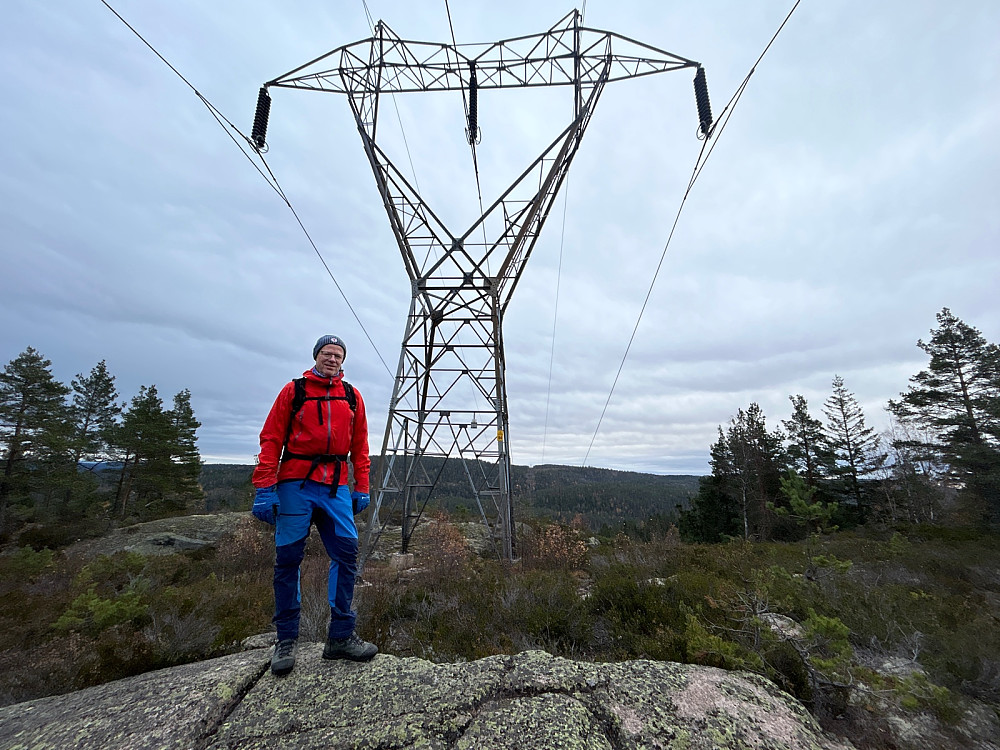 Undertegnede på toppunktet på Sveltleinåsen under en 300 kV linje.