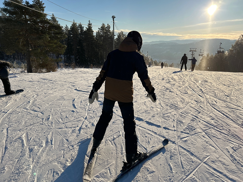 På slalåmski ut fra toppstasjonen.