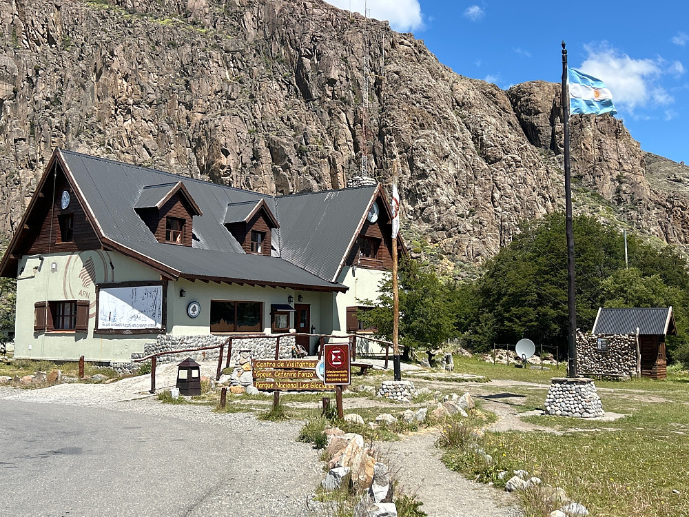 I denne bygningen måtte man registrere seg hvis man skulle lenger inn i fjellet enn en normal fjelltur på stier. Det skulle jo ikke jeg.