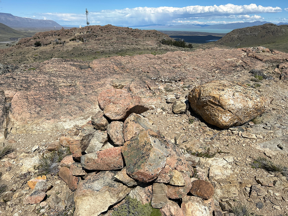 Her er jeg på fortoppen til Cerro Antena med en liten varde. Det er vel ganske klart hvorfor toppen litt til venstre i bildet heter Cerro Antena.