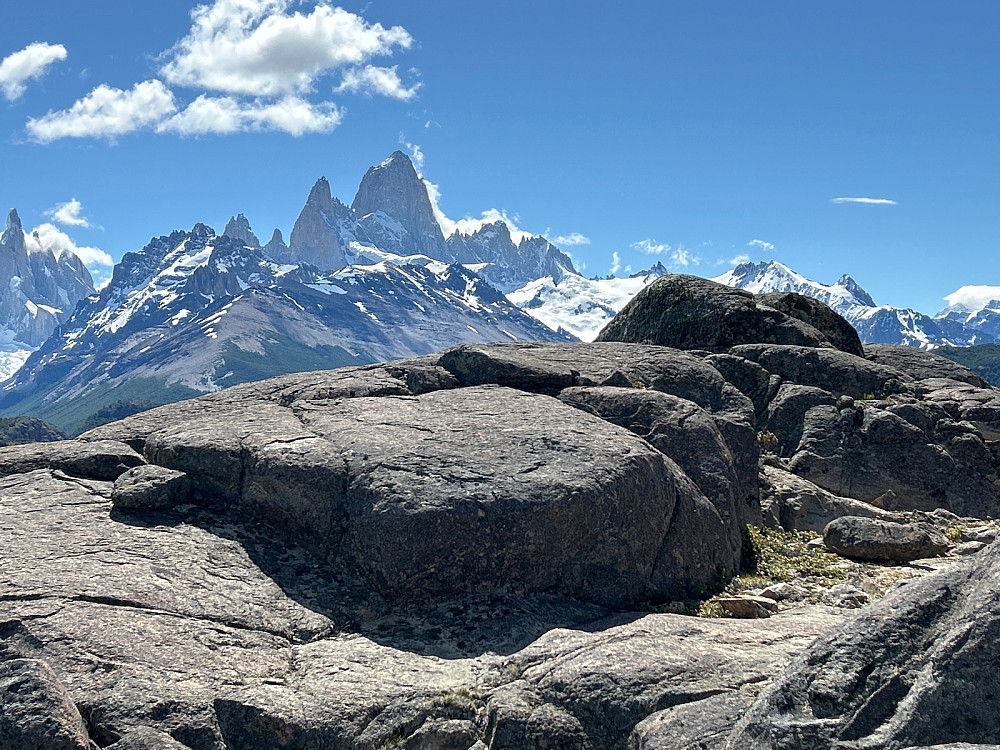 Toppunktet på Cerro Antena ses på bildet. Men er vel lettere å fokusere på Monte Fitz Roy tenker jeg.