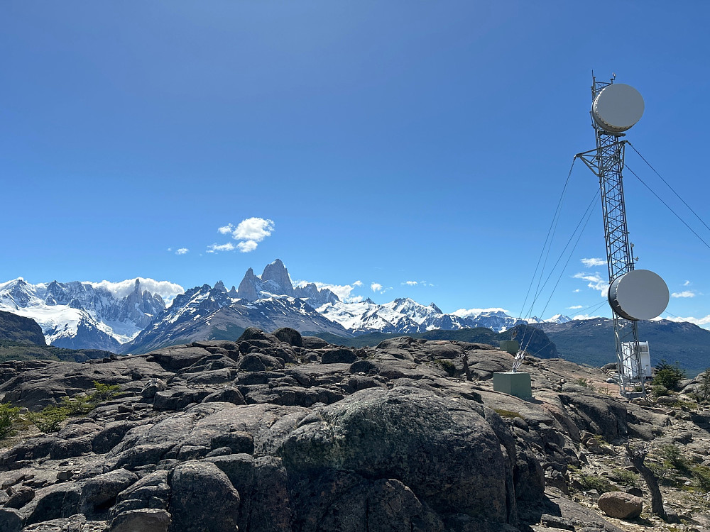 Fra venstre til høyre: Cerro Torre stikker ut av tåka, Monte Fitz Roy, Cerro Antena rett under og antennen.