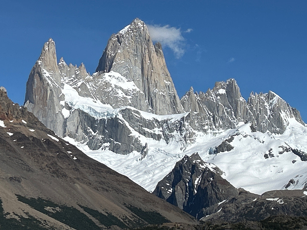 De første som så Fitz Roy trodde det var en vulkan siden det så ut som det røyk fra toppen. Det er jo bare en sky eller snødrev fra toppen.