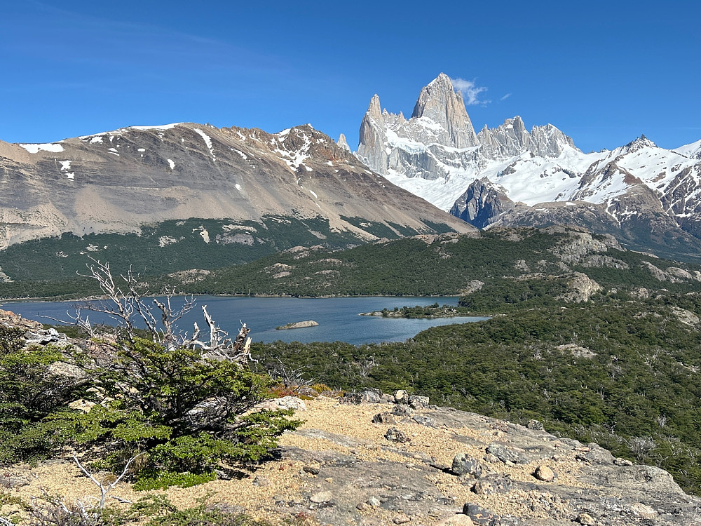 Her nærmer jeg meg León, men ser jo nå at Loma de las Pizarres, den 1691m høye fjellryggen midt i bildet, sperrer litt for utsikten mot Fitz Roy.