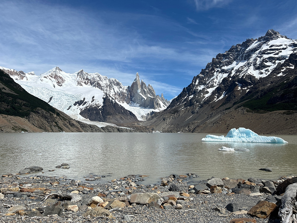 Her er jeg fremme ved Laguna Torre hvor det driver noen isfjell fra breen til venstre i bildet.