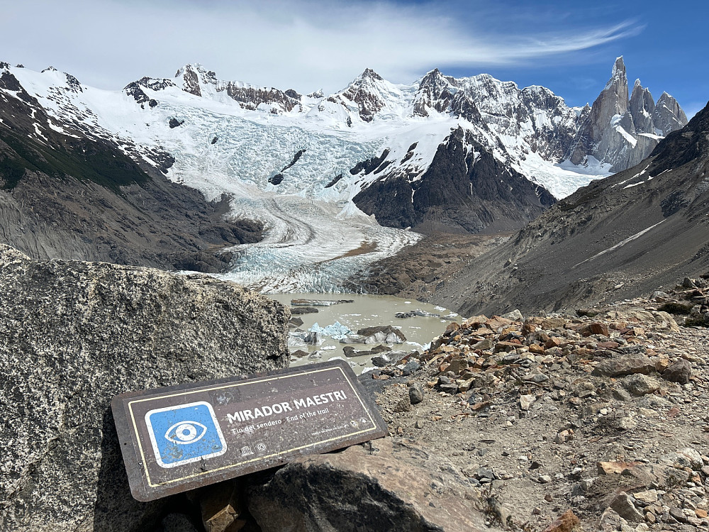 Så langt, men ikke lenger. Grusbakkene til høyre i bildet er ikke veldig lett å forsere tror jeg. Skal man klatre Cerro Torre mener jeg det er vanlig å gå på venstre side av Laguna Torre, og så krysse breen midt i bildet.