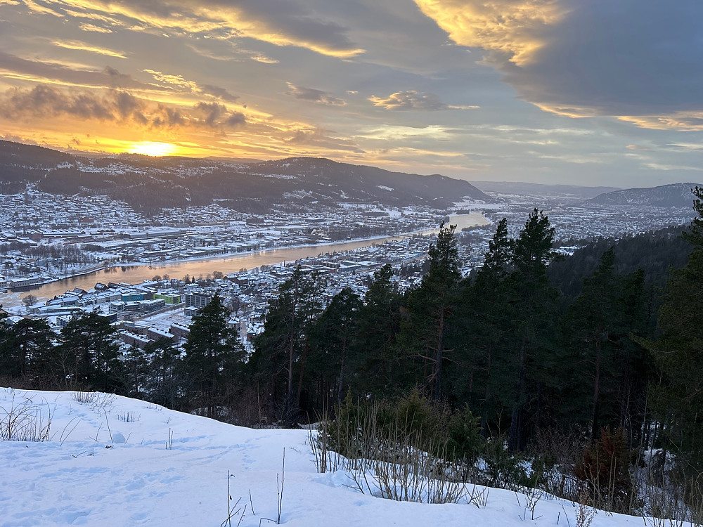 Drammen i disig ettermiddagssol ser ganske pent ut synes jeg.