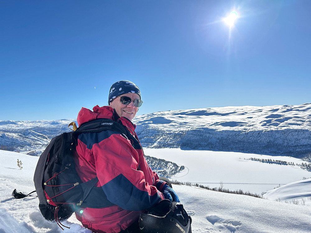 Like under toppen på Hovdenuten var en fin dagsturhytte under oppføring. Jeg tok meg en pause på trammen og fikk meg en prat med noe sørlendinger om hvor flott denne dagen var.