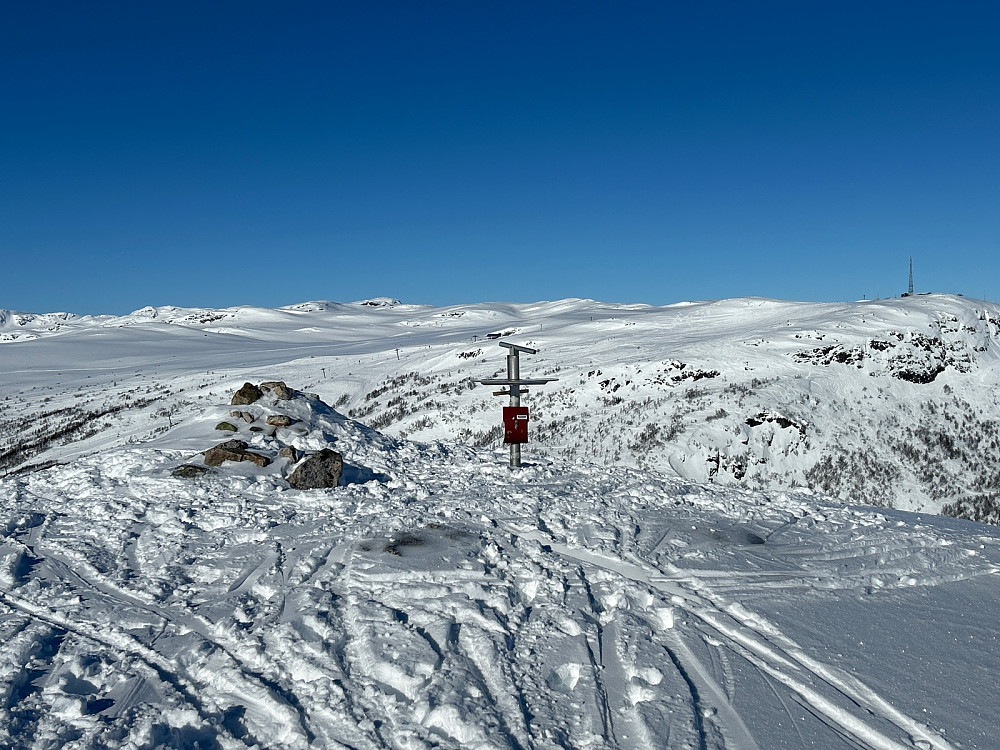 Toppen av Hovdenuten med utsikt nordover til Storenos hvor skiheisene går.