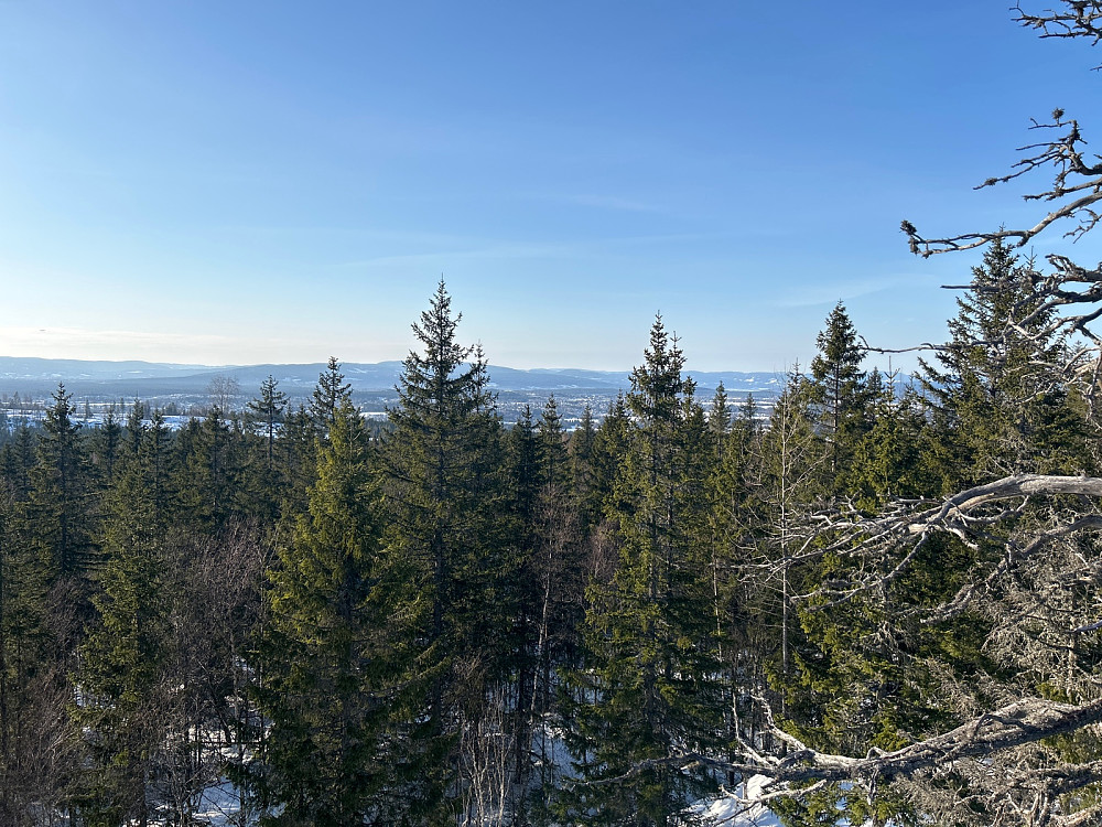 Utsikt vestover fra halvveis oppe i tårnet.