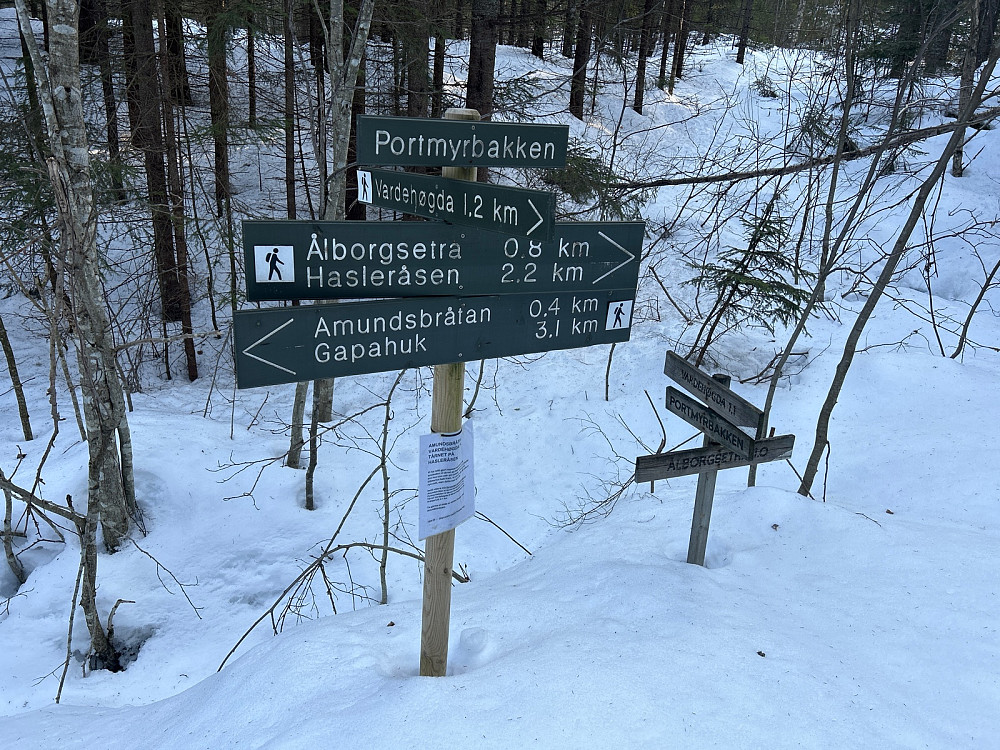 Her tok jeg 90 grader til høyre vestover og gikk helt bort til de gode langrennsløypene. På denne strekningen var det stort sett ikke spor.