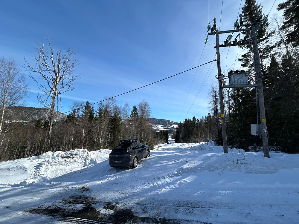 Tenkte jeg skulle være litt mindre freidig enn jeg pleier å være, så lot være å parkere oppe ved gården. Men litt lenger nede i en liten"parkeringslomme" ved 22kV linja må det vel være greit å stå.