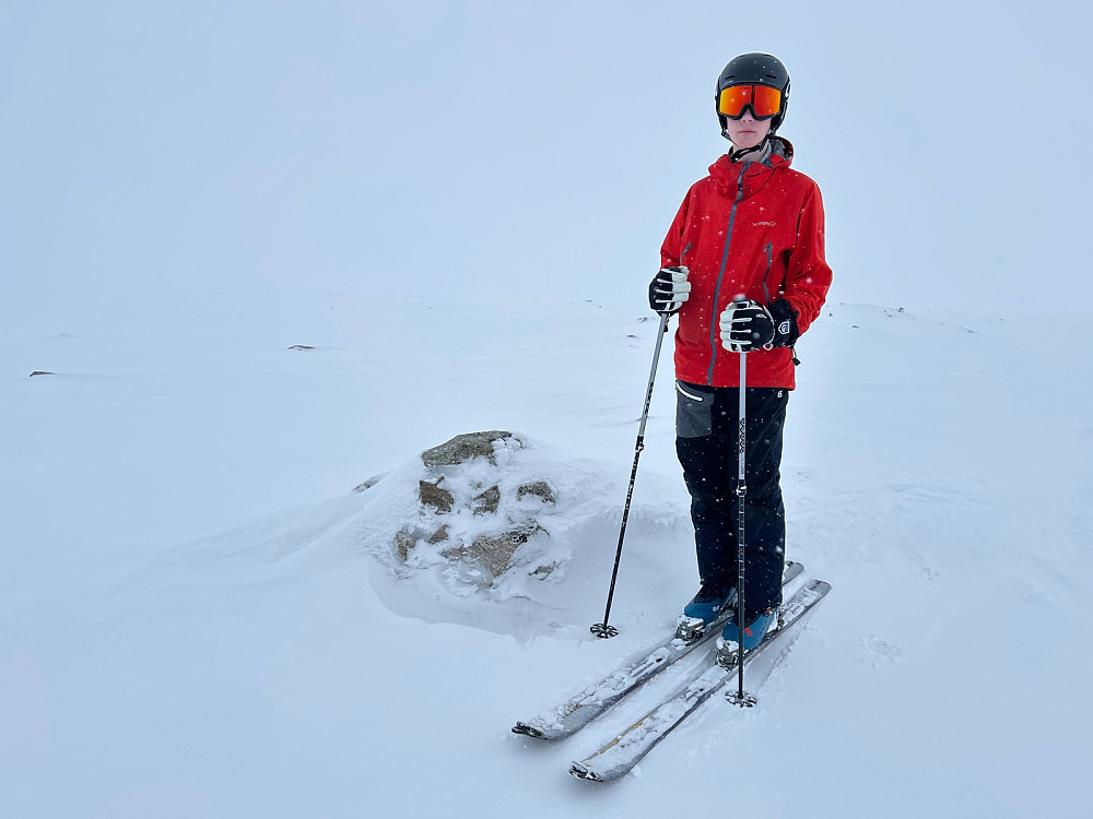 Vegard på toppen av Øklenutan.