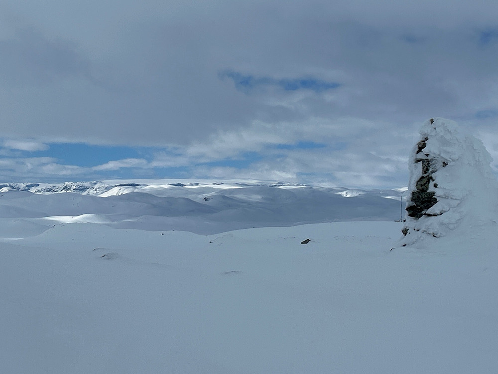 Toppvarden på "Nord for Monsbunuten", og været ser jo mye bedre ut borte på Hardangerjøkulen.