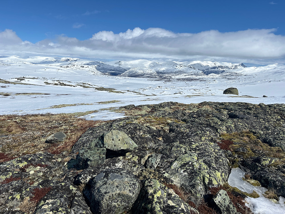 Utsikt fra toppen av Storebeihovda til fjellene øst for Hemsedal.