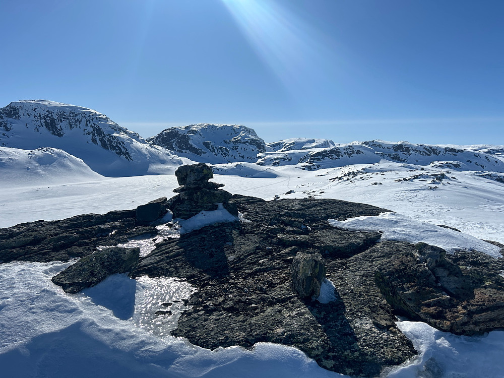 Toppvarden på "Simlenutane Nordvest". Kyrkjedøri hvor skiløypa mellom Geiterygghytta og Finse går, ses rett bak varden.