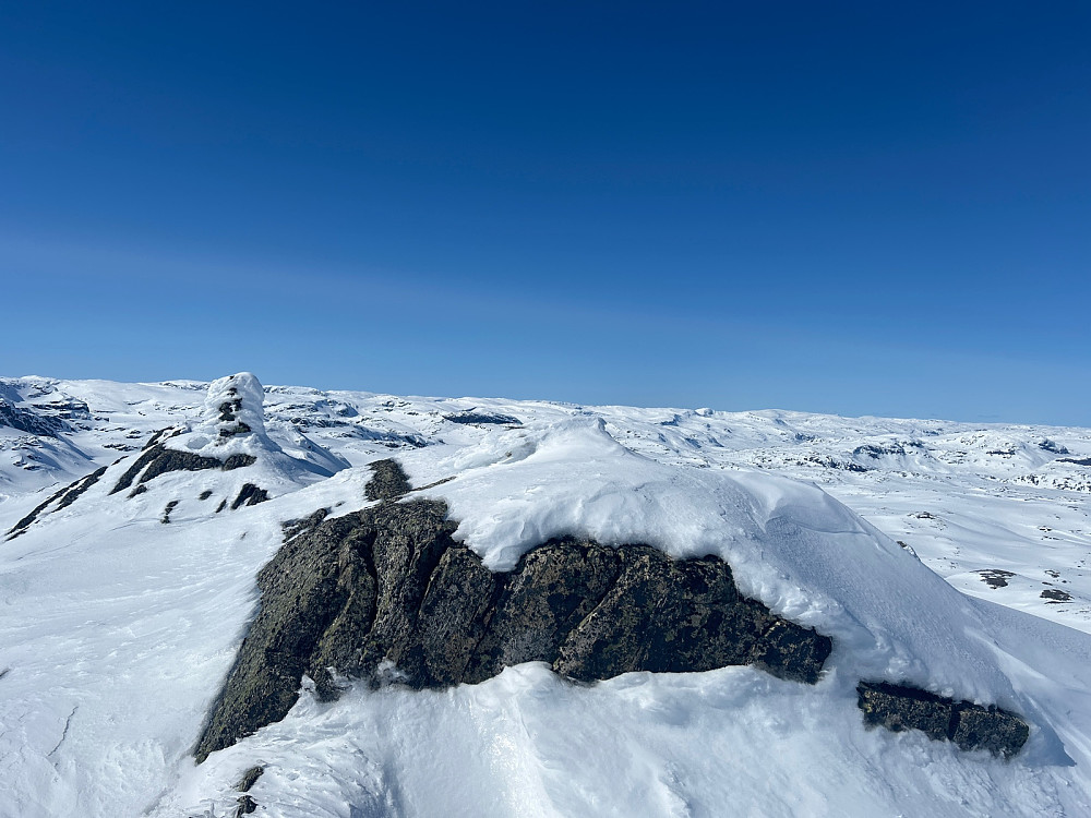 Jeg tror ikke den snødekte varden står på høyeste punkt på Ljøtebotnberget. Ser ut som nærmeste stein er høyere.