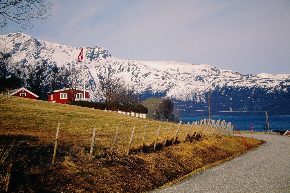 Vi teltet nok et sted, for her er det plutselig 17.mai om morgenen.