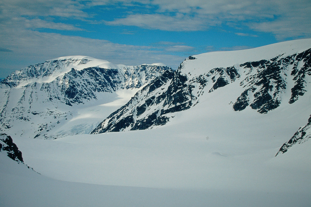Jeg tror dette er utsikt nedover mot Fugldalen på vestsiden av Jiehkkevárrimassivet. Fjellet i bakgrunnen er nok Fugledalsfjellet.