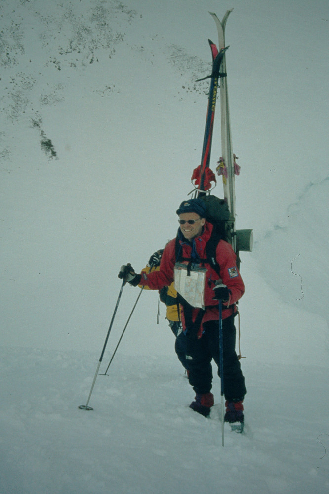 Hadde nok ekstra krefter denne dagen, for her tar jeg både Lene og mine ski på sekken opp det bratteste partiet på hele turen.