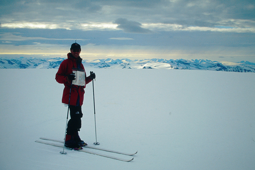 Oppe på Jiehkkevárri med utsikt mot fjell jeg ikke kjenner.