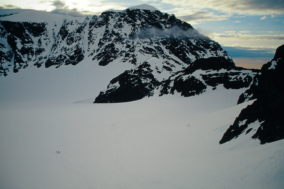Her tar jeg et bilde oppe i "hoppbakken" og 2-3 i turfølget har nå kommet ned på Fugldalsbreen.
