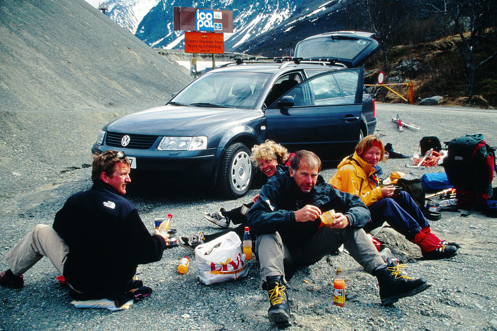 Hele gjengen nede ved bilen igjen ved fjorden.