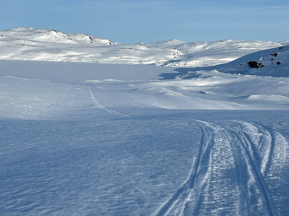 Jeg fulgte skutersporene ned på det nedtappede Nyhellervatnet.