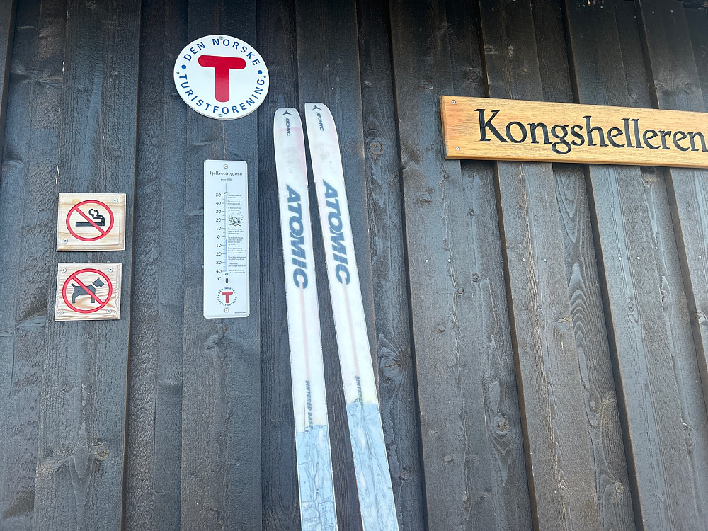Start ved Kongshelleren kl. 05:30 med klister under skiene og -3 grader ute. Perfekt for skareføret.
