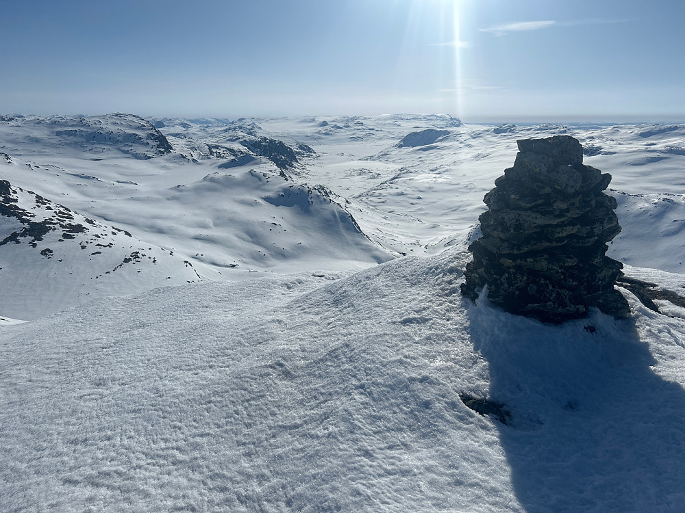 Toppvarden på Skorpetinden kl. 09 om morgenen med utsikt østover mot Reineskarvet som er under sola.