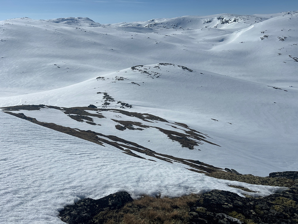 Jeg vurderte å gå ned her, på sørsiden av Skorpetinden, men jeg var redd for at det var noen hamre som var for bratte. Ser i ettertid at Joso og Peakfloyd gikk opp og ned i dette området, men jeg turte ikke det siden jeg ikke hadde gått opp først.