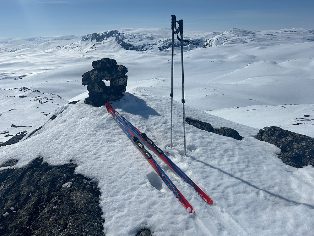 Toppen av Skorpa litt før kl 12 med Blåbergi til venstre, og Skorpetinden (1706 moh) til høyre for stavene mine.