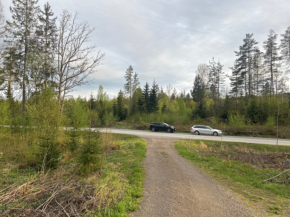 Parkeringslomme ved veien med plass til 4-5 biler tror jeg.