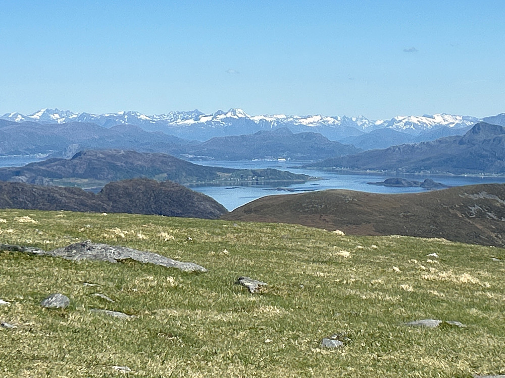 I Sunnmørsalpene drar jeg kjensel på Saudehornet, og Slogen og Smørskredtind er lette å få øye på selv om de er langt borte.