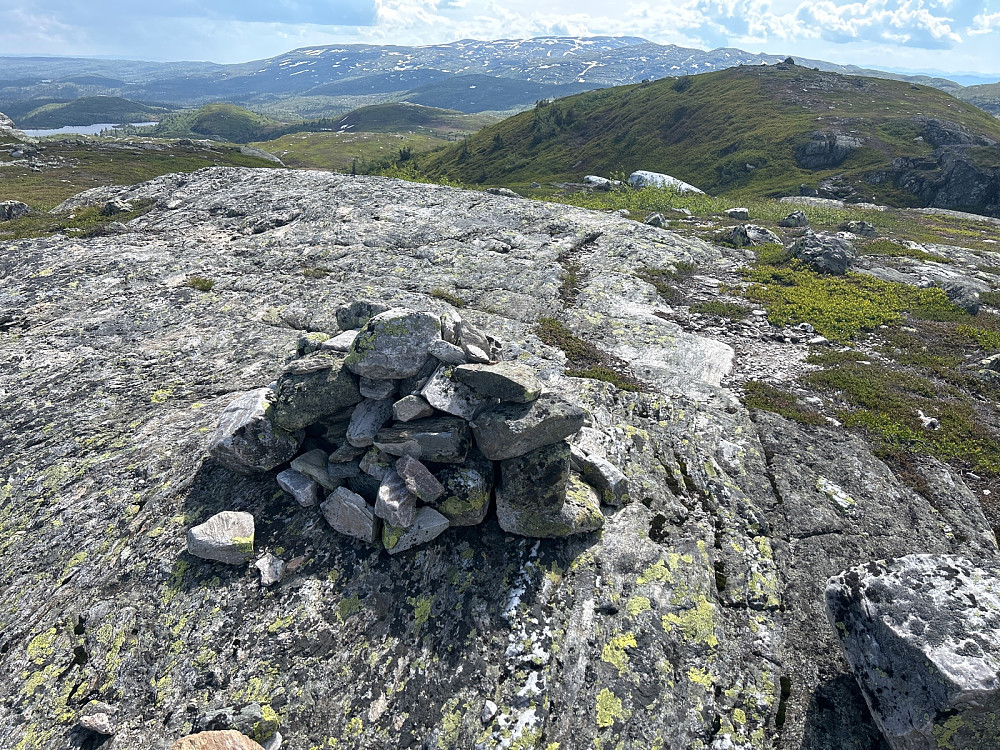 Toppen av Ormehogg med "Ormehogg Sør" litt til høyre i bildet, og man kan også skimte toppen av "den hvite hesten" midt i mellom.