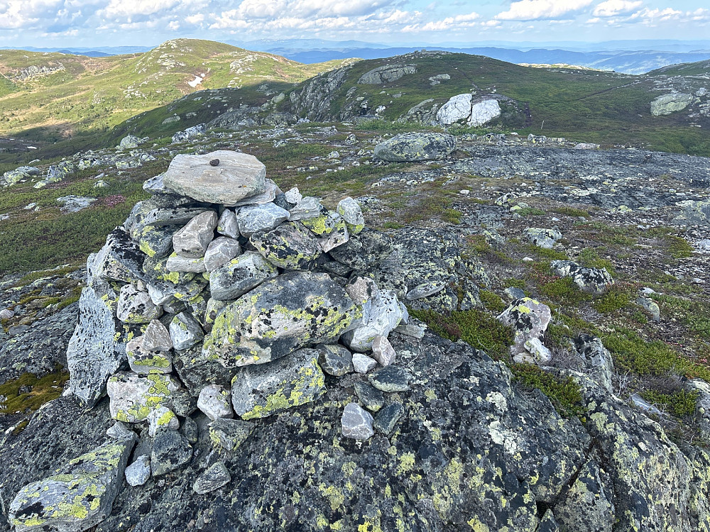 "Ormehogg Sør" og den hvite steinen i bakgrunnen som ikke ser så spektakulær ut når en sky skygger for sola.