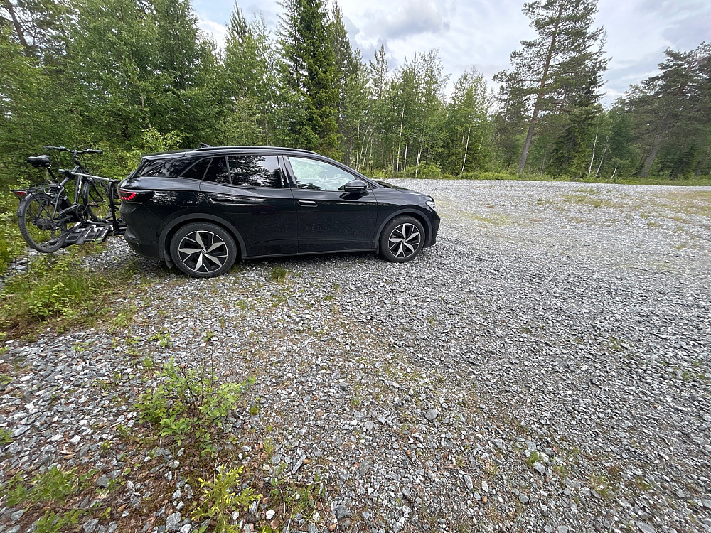 Diger parkeringsplass i enden av veien. Sykkelen forble ubrukt i dag.