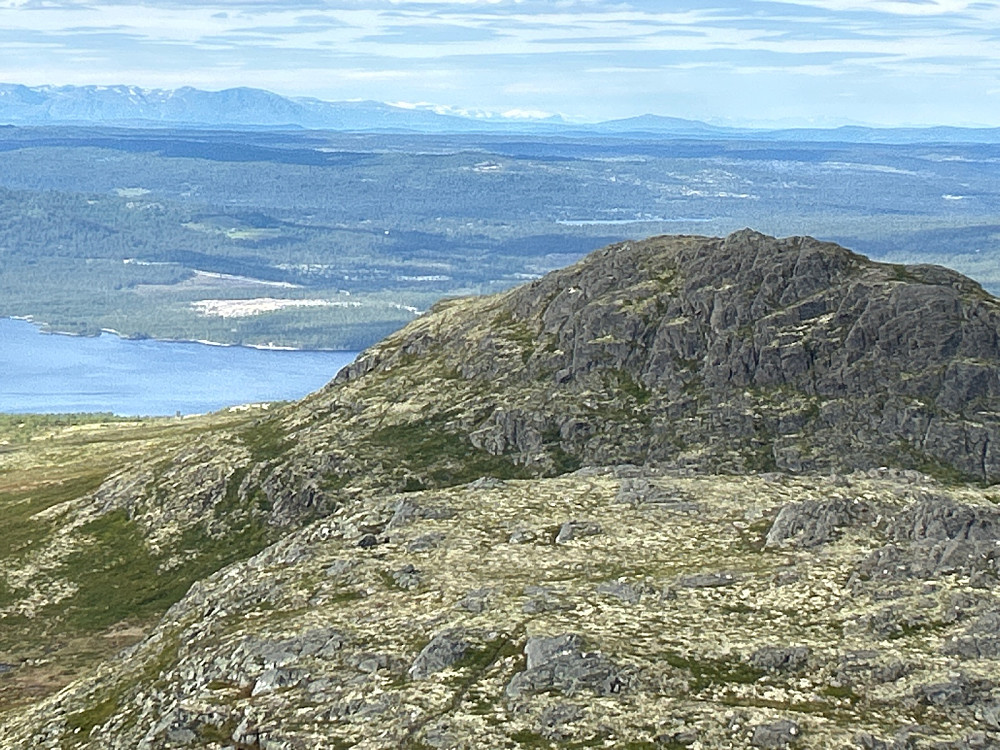 Profilen til Skogshorn ses litt til høyre i bildet, så jeg tror de hvikledde fjellene enda lenger borte må være Jotunheimen.