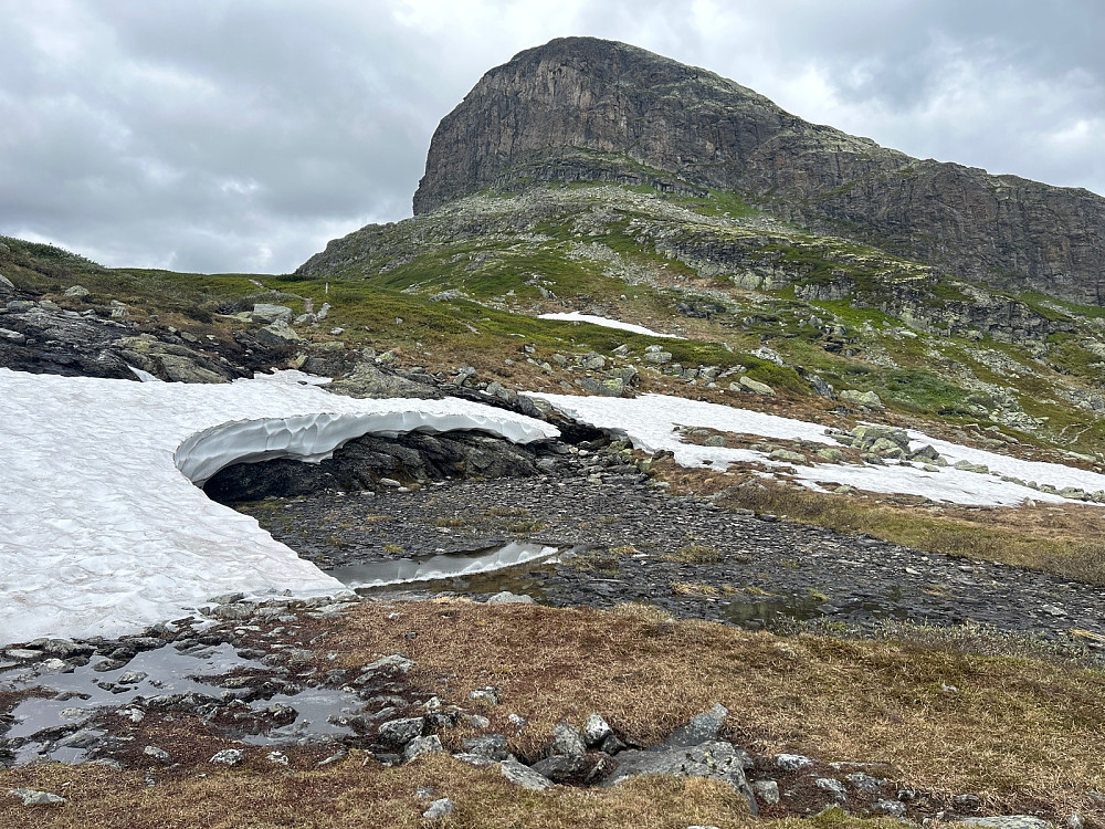 Fortsatt snø i skyggefulle partier under Storehorn.