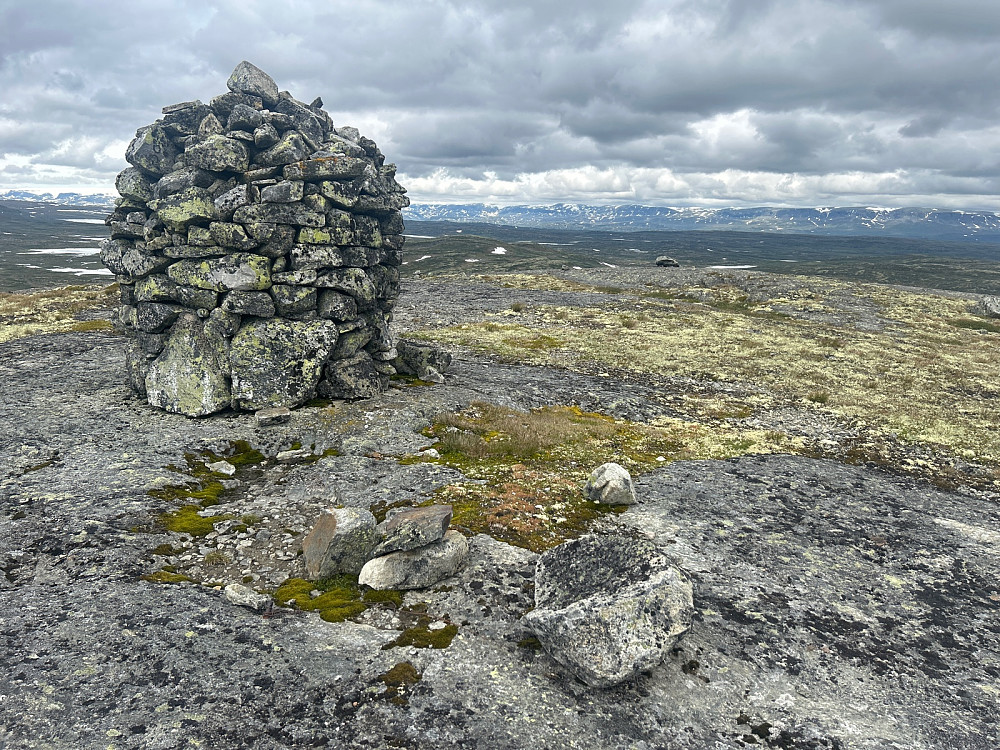 Toppen av Bjordalsnutan med Hallingskarvet til høyre.