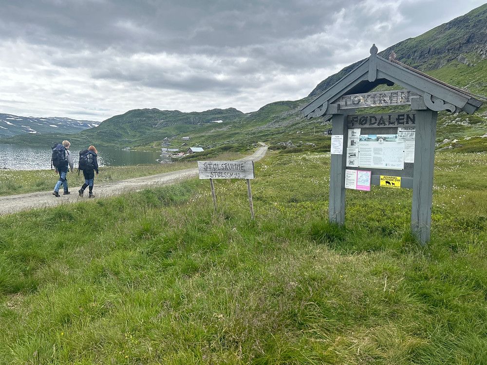 Til venstre går to av bærerne min raskeste vei til Iungsdalshytta mens jeg legger turen om Fødalsbrea og Toviknuten.
