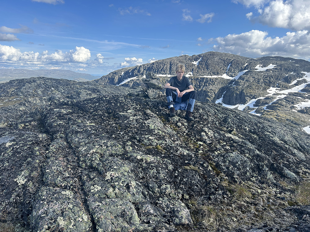 Vegard på toppen av Nordre Haldalsnuten.