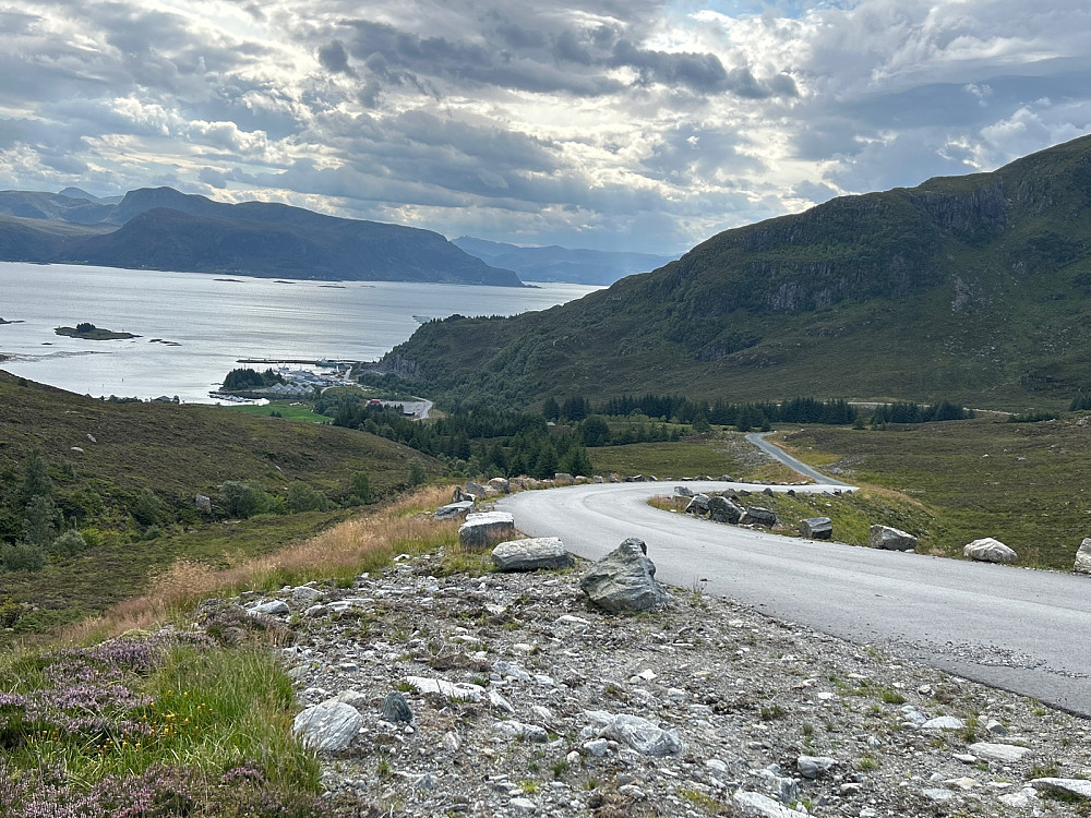 Liten pause på vei nedover. Jeg syntes bremseskivene på sykkelen hadde blitt veldig varme.
