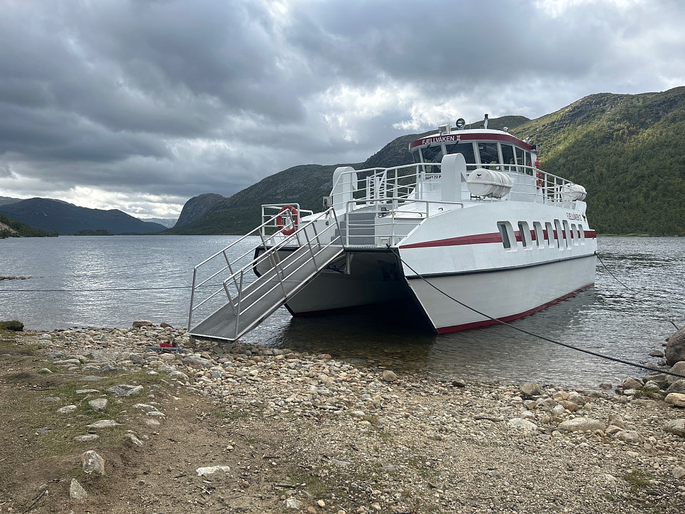 Fjellvåken II tok oss nesten helt inn til Mogen turisthytte.