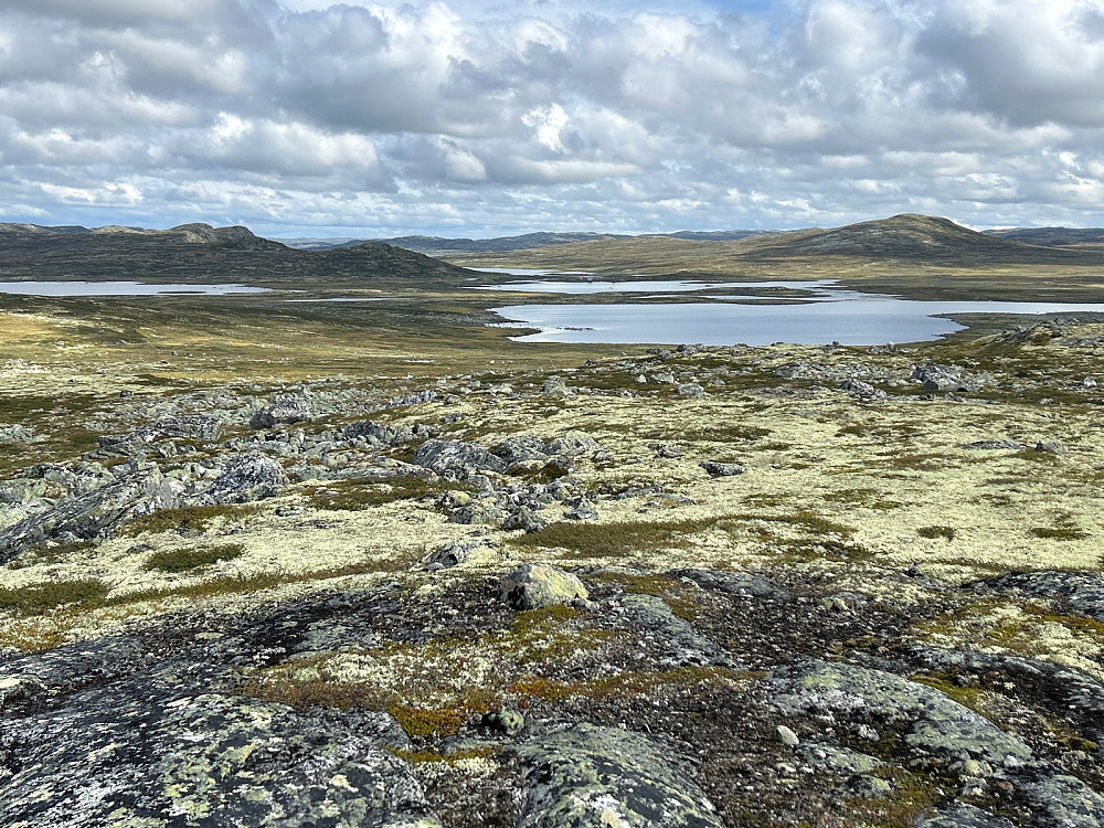 Her jeg ser nedover Lågen mot Geitvassdalen med Melrakknutan og Skjerhølnuten på hver side av dalen.