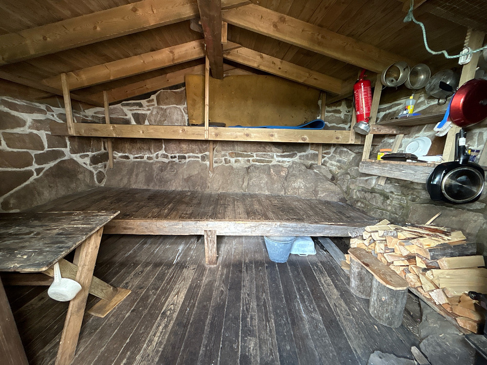 Råstugu innendørs.