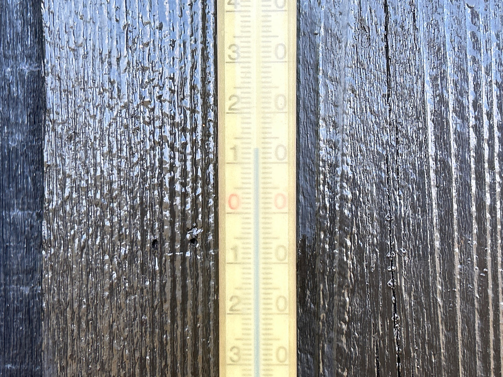 13 grader. En av de varmeste dagene jeg hadde på Lågaros, kun avreisedagen var det varmere, og muligens dagen før.
