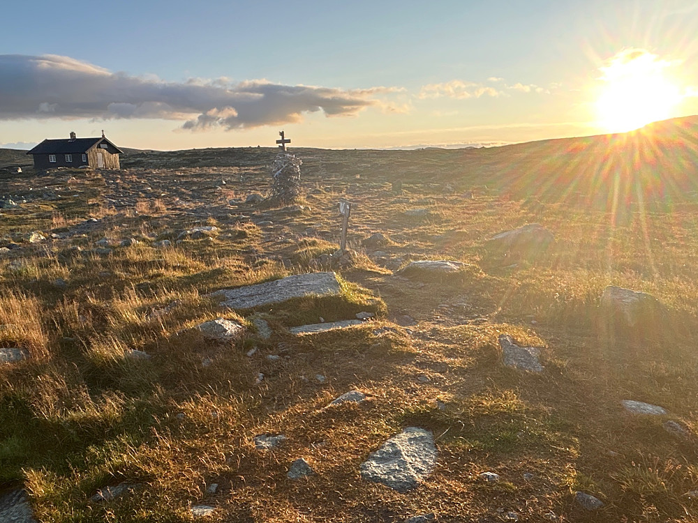Tidlig start med morgensol fra Lågaros. Sikringsbua er til venstre.