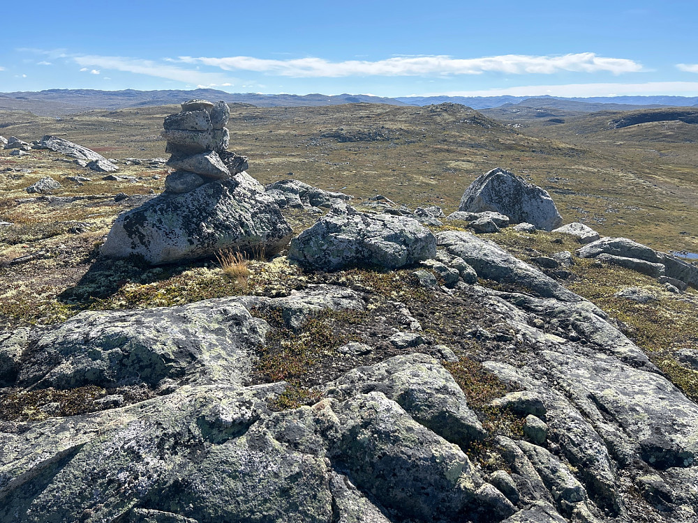 På toppen av Vierhytthovdun Nordvest (1350). Bildet tatt sørøstover.